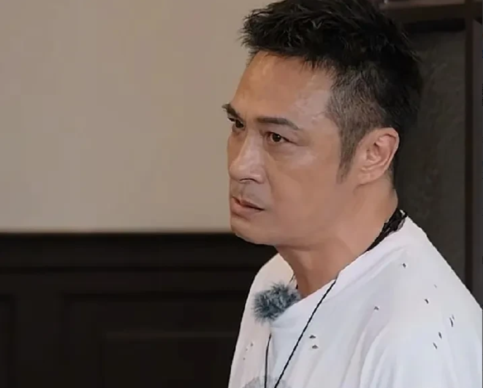 
吴镇宇在导战争片时，让饰演士兵的张丹峰和陈志朋说杀过几个人，陈志朋说：“很多。