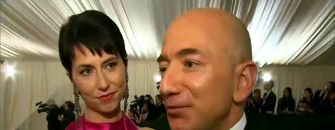 贝佐斯和前妻有夫妻相，他们生的三个儿子和他们共用一张脸。
不得不说，上帝是公平