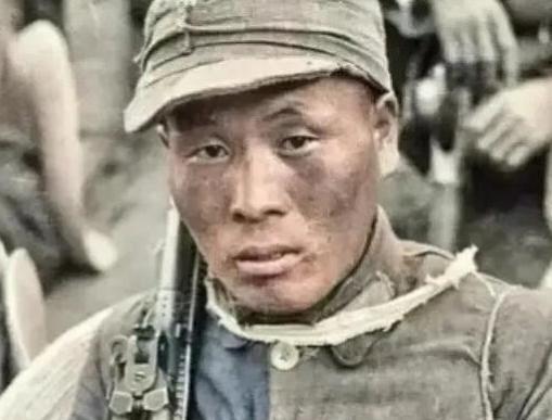 1945年，一名机枪手为了避开日军，决定绕道上山，没想到，他突然发现有上百名日军