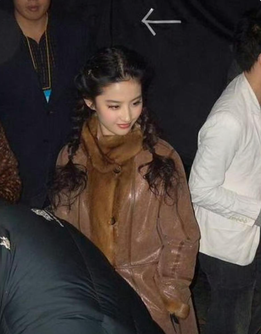 她真的好洋气，那个年代，刘亦菲就穿得超级时髦了，那脸就很fashion了！

