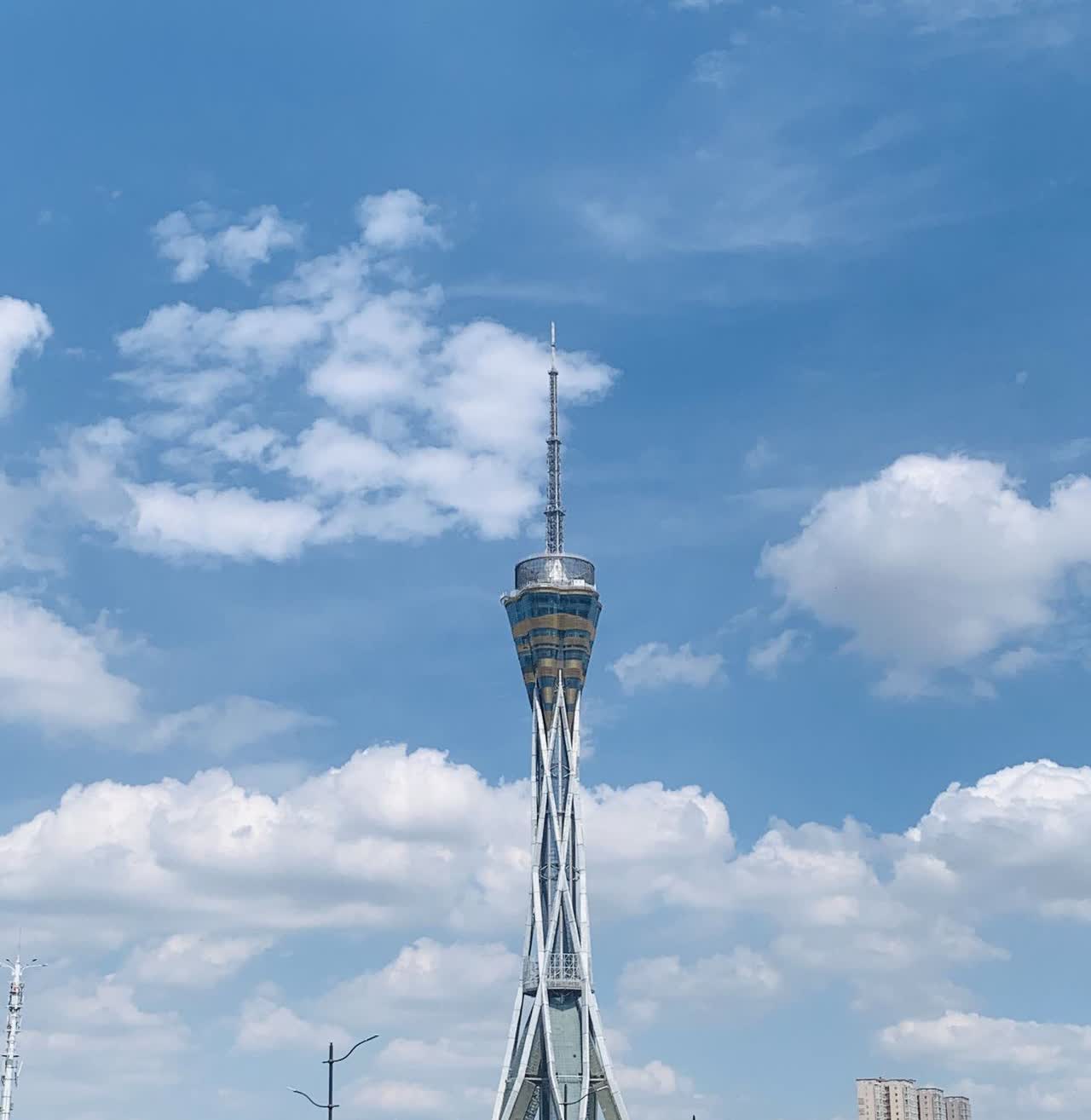 在太原说内地不演了，最后一站是乌鲁木齐。唉，郑州站是真没指望了。好多歌想在现场跟