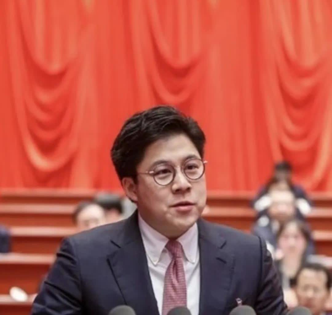 霍启刚啊霍启刚
我奉劝你一句
不要以为你是霍家人
​就能每次都仗义执言，还