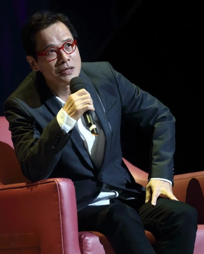 中国乐坛一共三张门票。
罗大佑一张。
崔健一张。
李宗盛半张。
周杰伦半张。
其