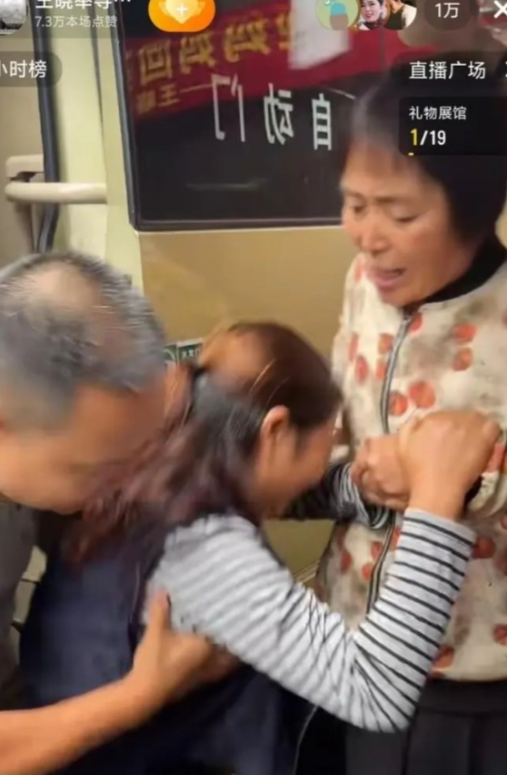 王晓举越来越没看头，表演痕迹越来越重，亲妈见到养妈，直接跪下。

如果没事先安排