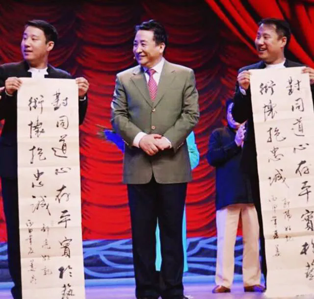 刷到一组照片，瞬间被暖到了！是双胞胎兄弟郭阳郭亮和他们的恩师姜昆同框，画面喜庆得