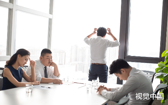 离婚当天，影帝前夫把公司送白月光，我听到他的重生心声