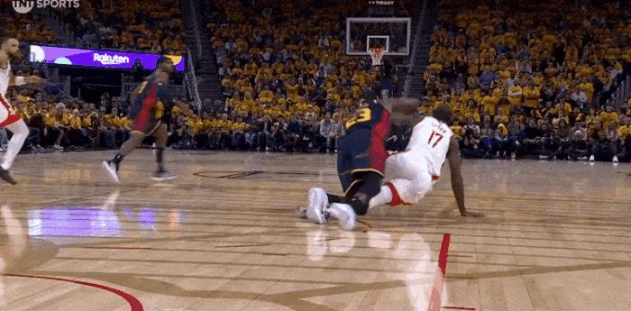 他出手了！追梦给伊森来了个回旋踢！
在今天NBA季后赛勇士对火箭的第二节比赛中，