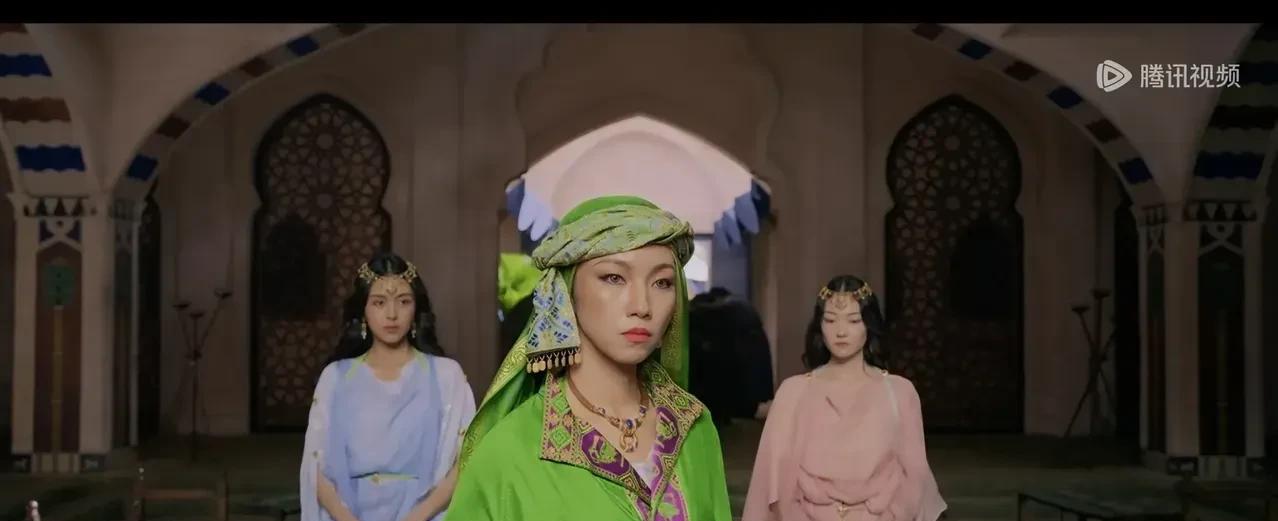 不知有木有人注意到
那尔那茜身后两个婢女
颜值气质
这些小演员或群演
当时会不会