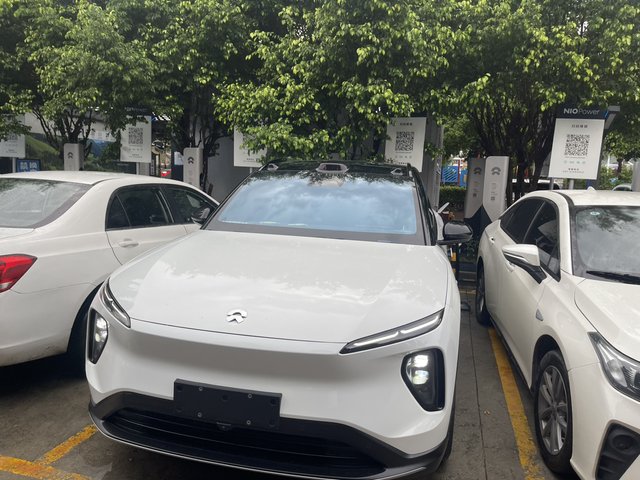 第一次蔚来超充充电
申请的家充桩缺货，还得再等一等了，新车电池舍不得换出去，选择