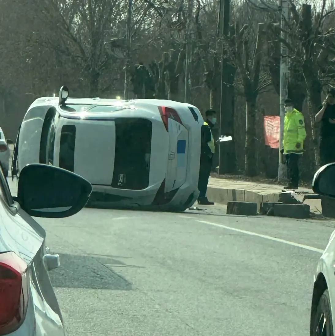 表弟试驾车子侧翻爆炸！表弟想买辆车就和朋友约上一起去看车，看中了一辆suv，前天