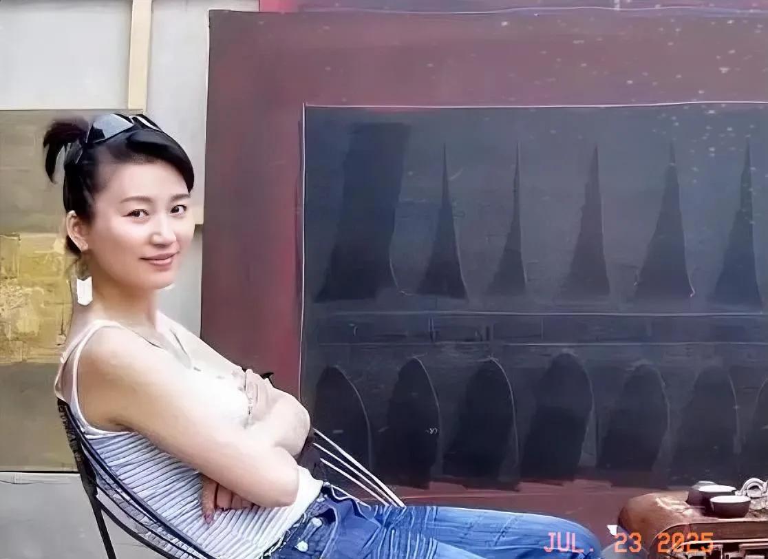 央视《开心辞典》栏目主持，王小丫的另一面，自由休闲的装扮，看样子也很接地气。