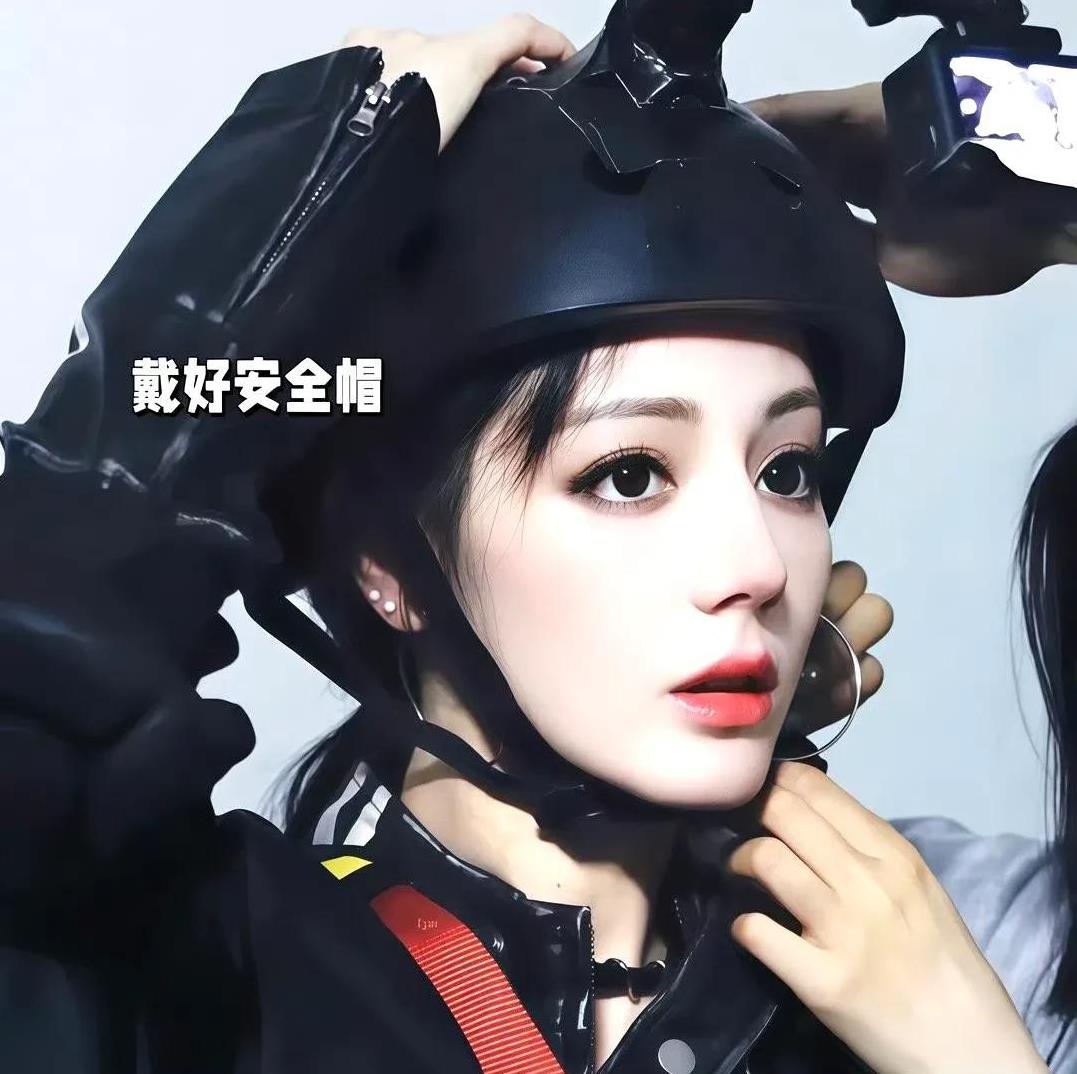 哪怕裹得这么“严实”，这张脸还是能把人美到失语…
#迪丽热巴 #明星美貌 #颜值