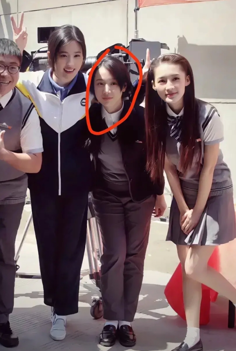 圈起来这位女士是谁？和这些大美女一起合影也不逊色。