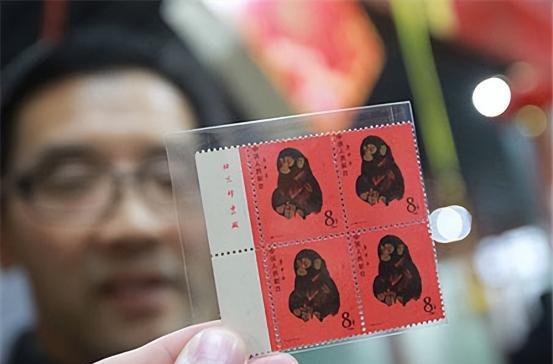 1980年，在武汉邮政局上班的秦先生，怕完不成销售目标，就花96元买了15版猴票