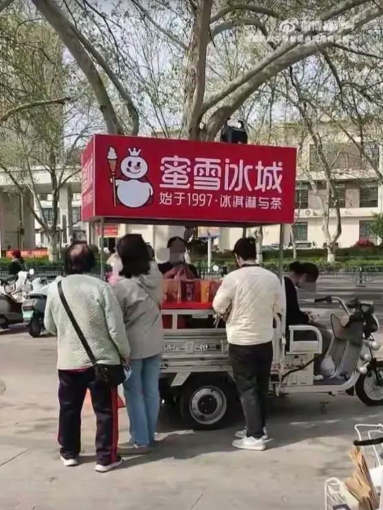 这人简直就是个天才!一杯蜜雪冰城柠檬水4元钱，她团购20杯到景区门口卖，一杯卖6