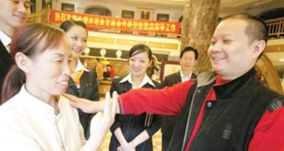 2015年，重庆一亿万富豪，曾花6000多万给员工们买房子，送员工十几辆保时捷，