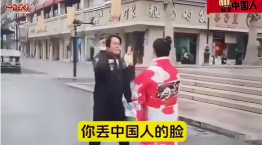 男子强行逼迫年青女子脱掉和服是无知，更是违法滋事

女青年身着和服行走街头，却被