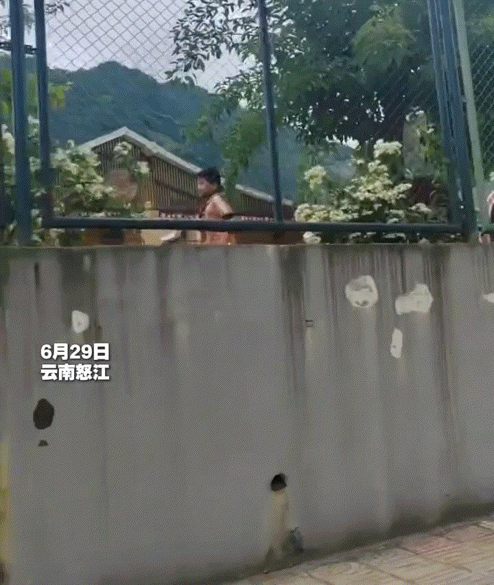 感人！云南怒江，一女老师下乡支教结束了，但在女老师和学生们告别后打车离开学校时，