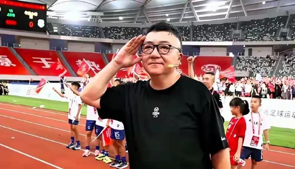 支持董路的说法，中国足球现在之所以这么拉胯，球迷是有责任的，那就是足球舆论是被一