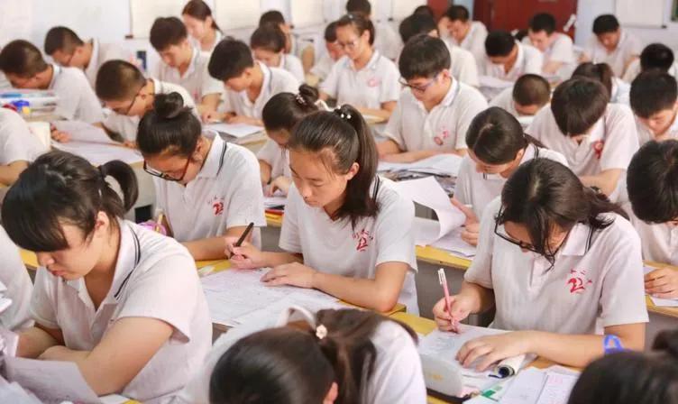 区别这么大吗？2024年江西的高考考生数量达到了65万，在各省市区中排到第八位，