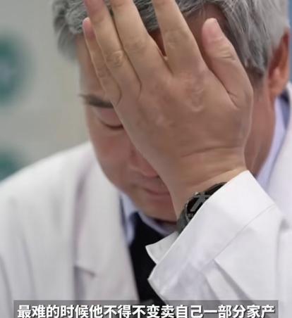 2012年，他偷偷挪用9700万公款，被央视曝光揭穿后，非但没有受到法律的惩罚，