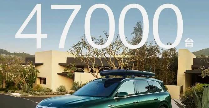 现在问界4S店里挤满了人，全是来订问界M8和M9的。销售说光是M8的预订单就有4