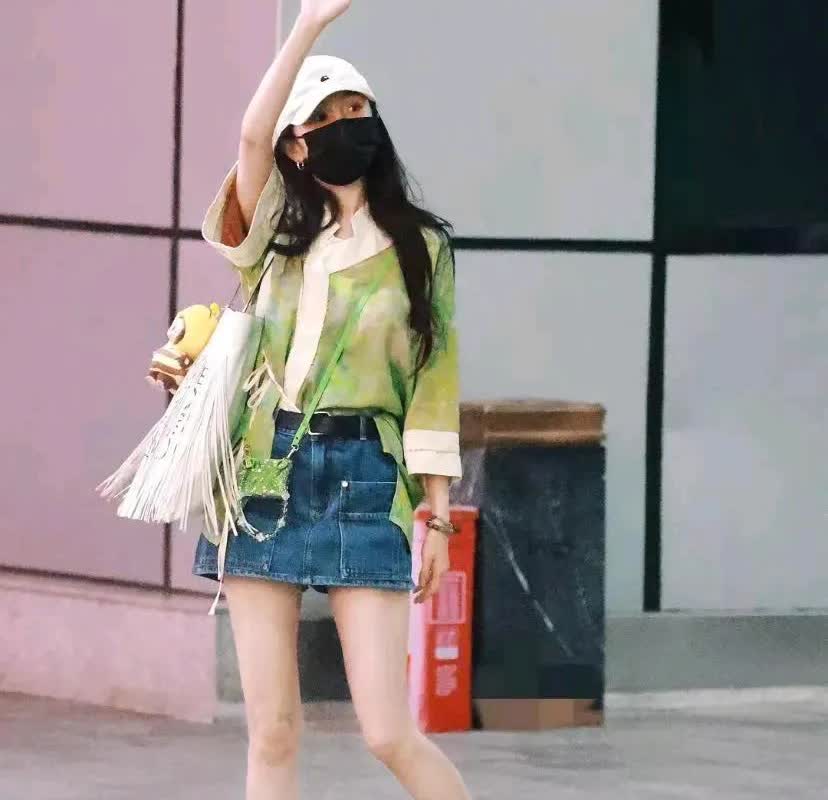 杨幂这套穿搭，很显白！
这颜色在夏天看着清凉！
不愧是带货女王。