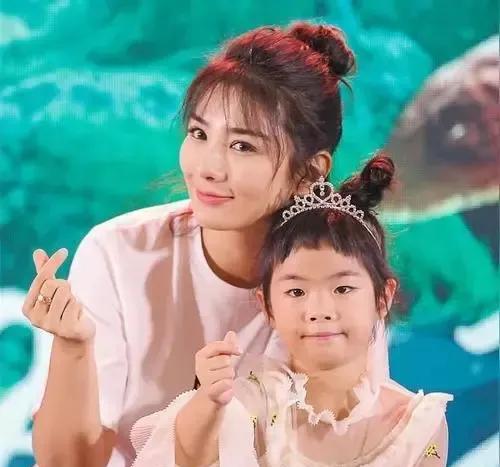 黄奕女儿想去韩国当练习生#黄奕# #明星脸女儿# #黄奕演技# #黄奕玫# #中