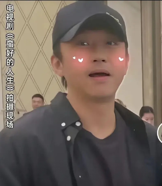 我发现演员夫妻，最喜欢探班的就是邓超！

孙俪拍戏，邓先生就没有一次不去探班的！