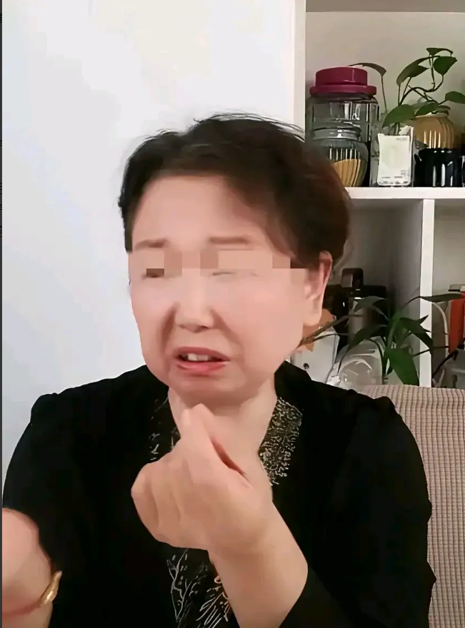 又是谁给大娘的底气？
        老杜大娘这两天底气十足，频繁出来直播。喊话