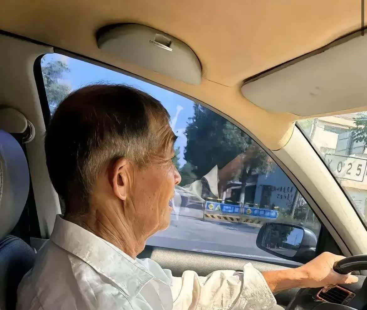 叔叔开了半辈子车，他教我的十四个开车技巧：
​一，：不管车速多快，车窗一定要关