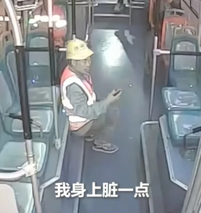 这女司机火到央视新闻了！山东青岛，农民工大哥坐公交，怕弄脏座椅，竟然直接坐在地上