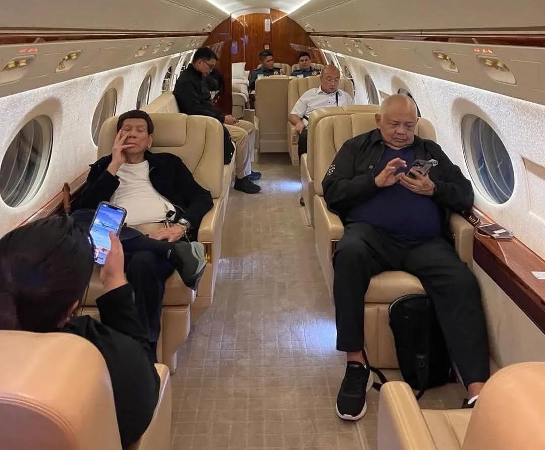 菲律宾前总统杜特尔特的G550专机在飞往海牙途中突现异常航迹，数据显示这架注册号