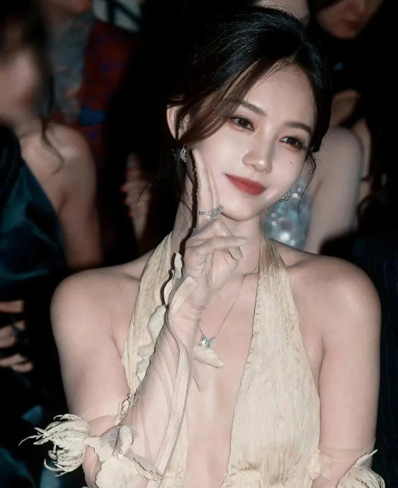 李一桐：深V露背敞亮佳人，魅力无双

李一桐的性格十分敞亮，这种爽朗的气质在娱乐