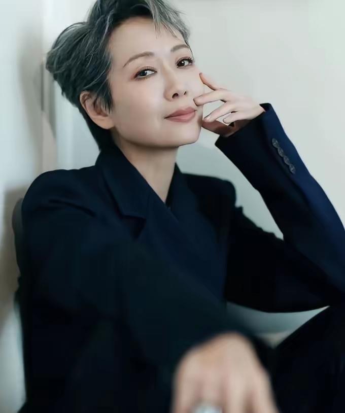 本来，我很喜欢叶童，后来得知她弟弟在香港当保安、生活过得非常紧巴巴，而叶童却选择