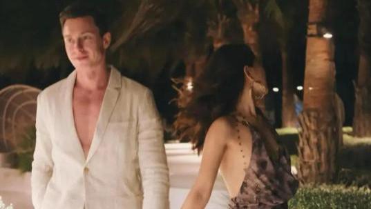 陈赫前妻在沙特过生日，39岁许婧和老公十指紧扣，男方185有胸肌