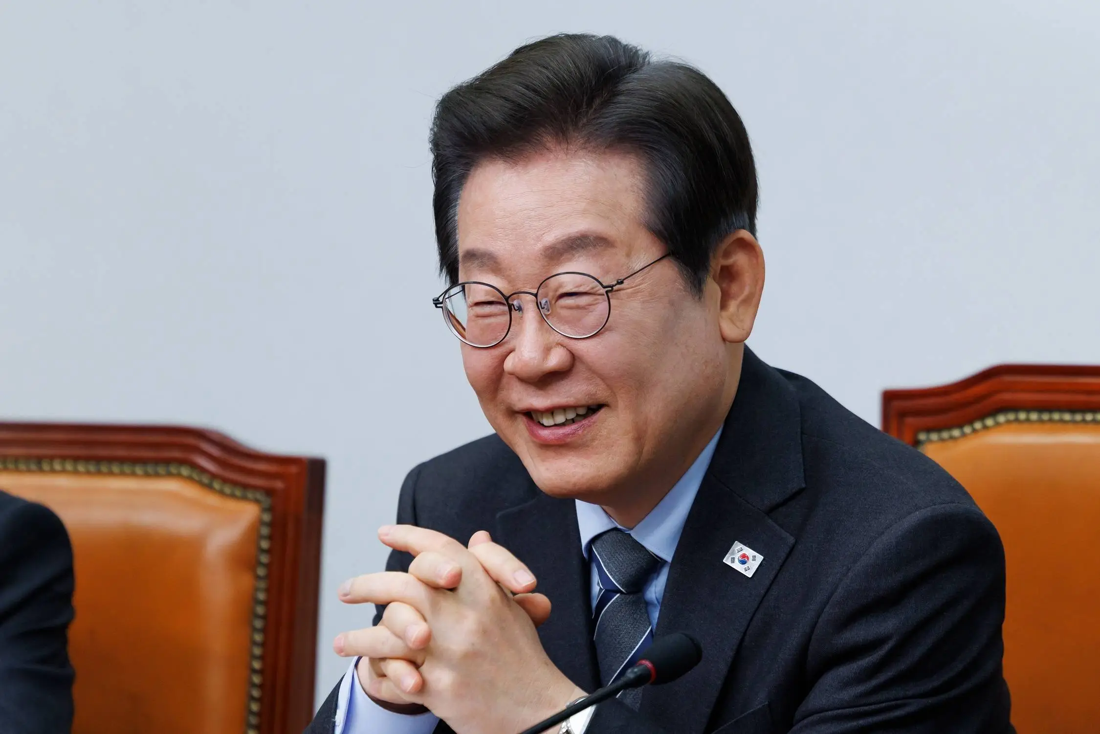 韩国对财阀下手！

根据市场消息，李在明将于6月13日会见5家财阀集团的负责人，
