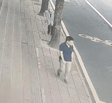 心存善念，温暖人心。



画面中，一位身着深蓝色T恤和卡其色长裤的青年，肩上背