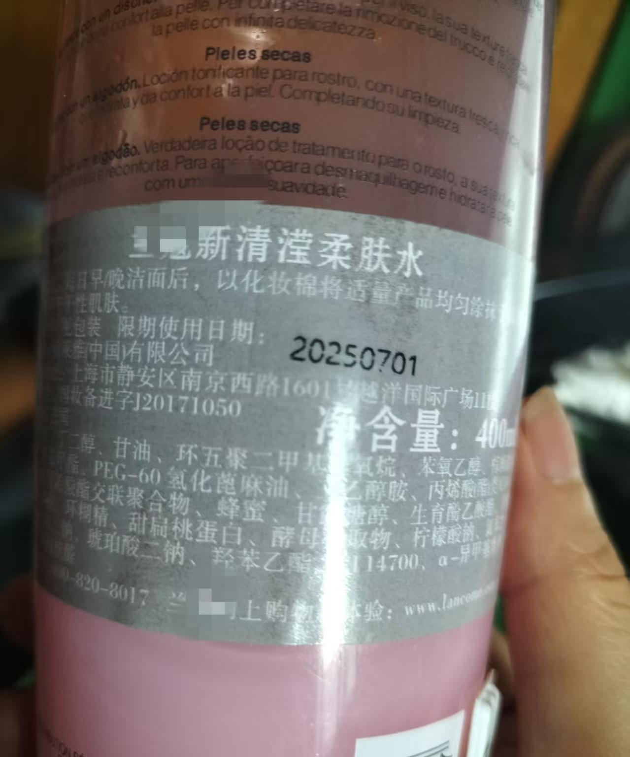 我大大方方地承认，我很“小气”。
刚刚，朋友小金在我们的三人朋友群里说她做了漂唇