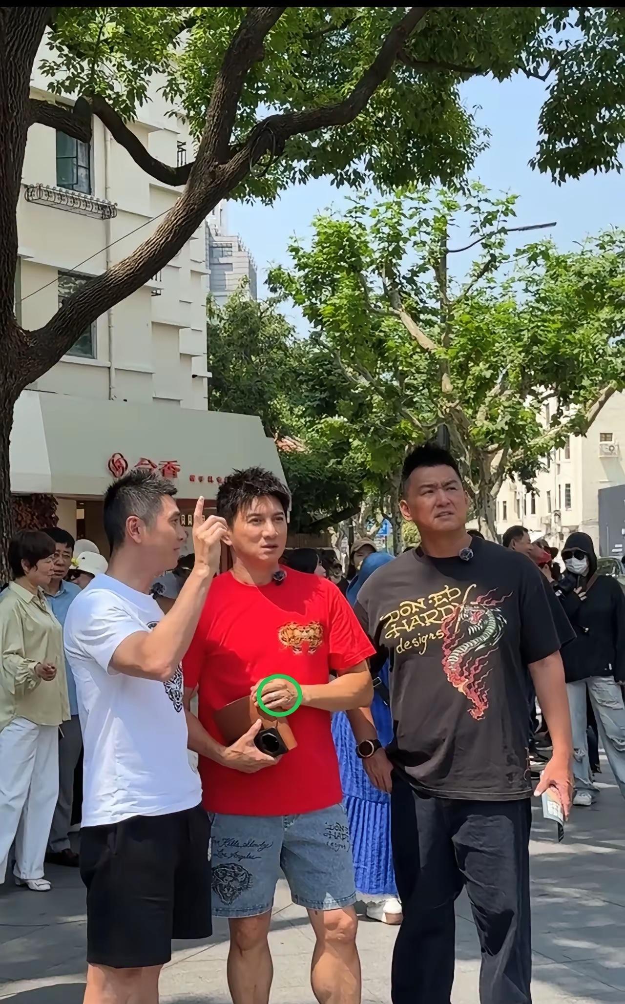 吴奇隆虽然保养得很好
脸蛋和身材像三十几岁
但是他身上有一点暴露了他的年纪，那就