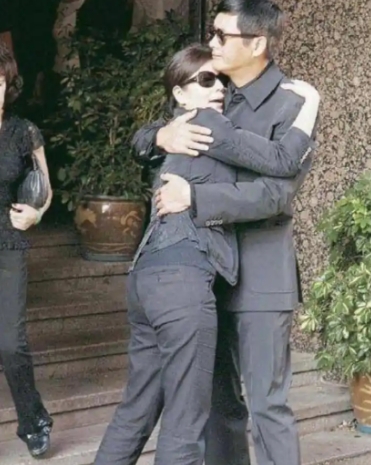 2007年，钟楚红丈夫葬礼，她在周润发怀里大声痛哭，十分悲伤。周润发没有说话，可