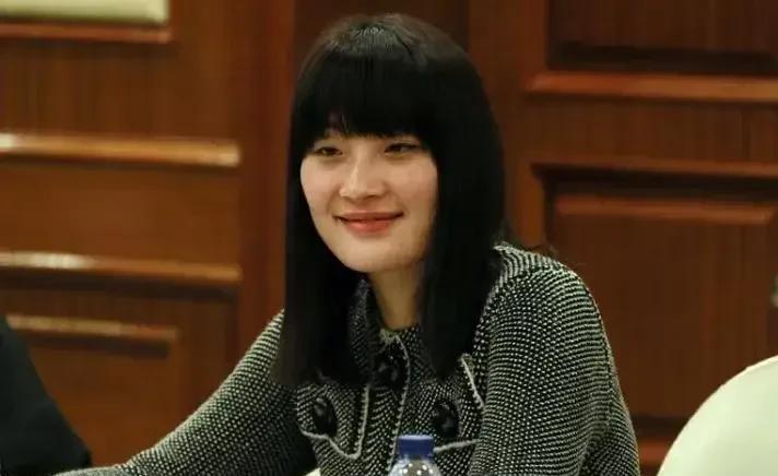 宗馥莉其实是最苦的一个人！
小小年纪就出国留学，身边没有亲妈，只有那个三姨，至于