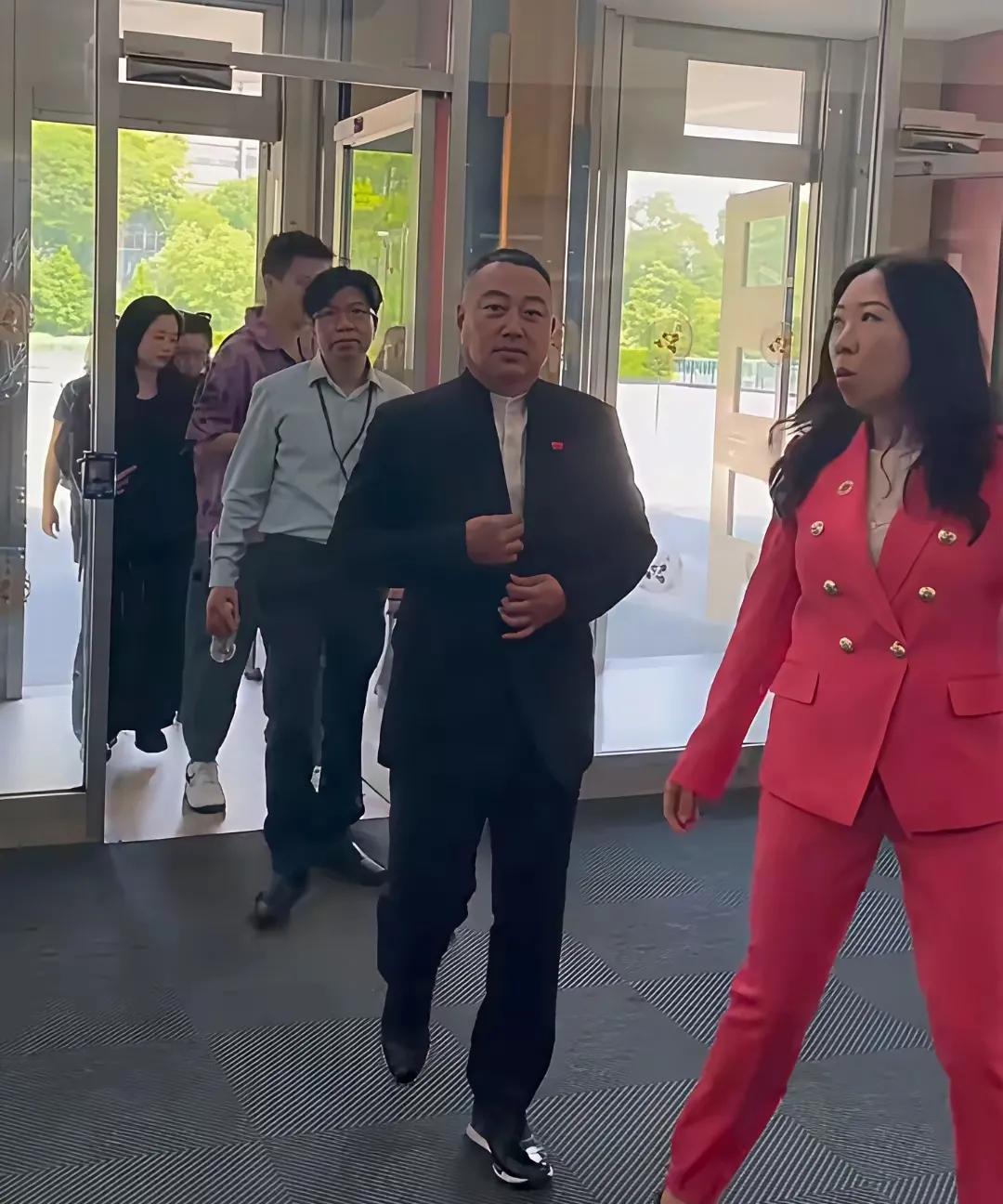 刘国梁最新消息，6月12日出席联合国运动大会，胸前的国徽章亮了。[赞][赞][赞