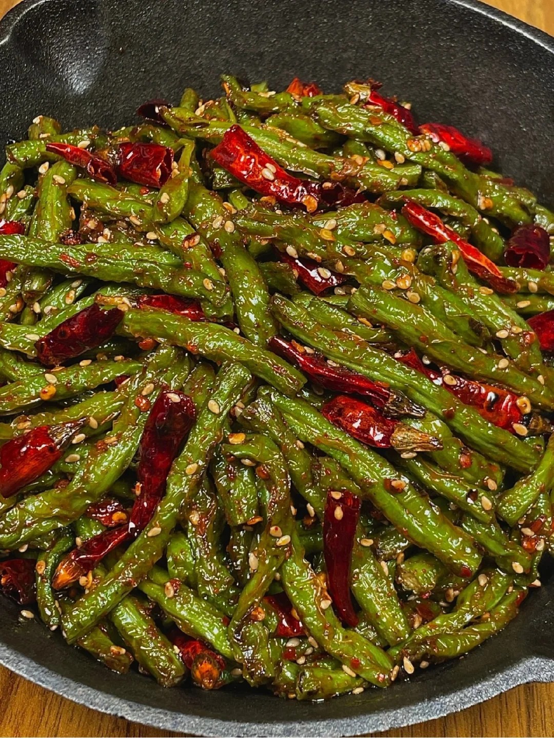 豆角这样做真的好吃
炸过的豆角加上调料真的味道十足，香辣香辣的。好吃到停不下来，