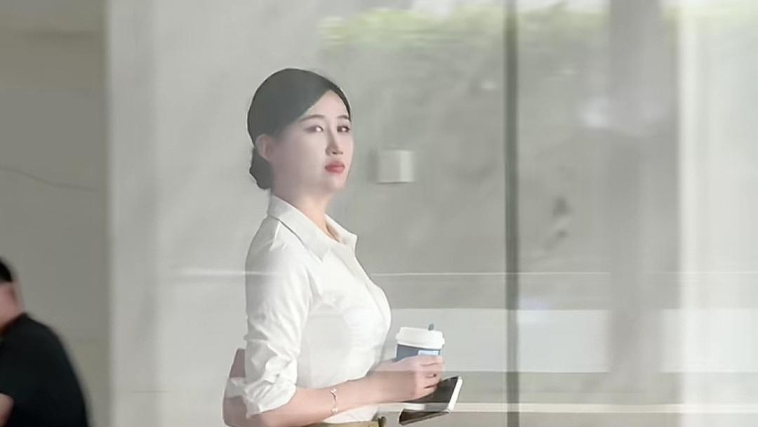 明媚阳光的笑容，给压抑的办公环境带来不一样的朝气