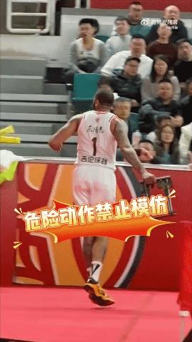 吉吉国王这行为不应该呀，太冲动了，山西球迷再怎么挑衅，球员也不应该作出扔凳子的动