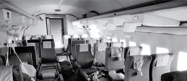 国王专机遇袭 差点没命了











天呐！国王坐飞机回家，竟然被自己