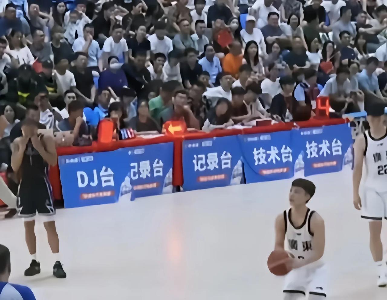 徐杰稳如泰山！
中美国际篮球明星赛:海南站徐杰回归，全场砍下25分带领广东复仇野