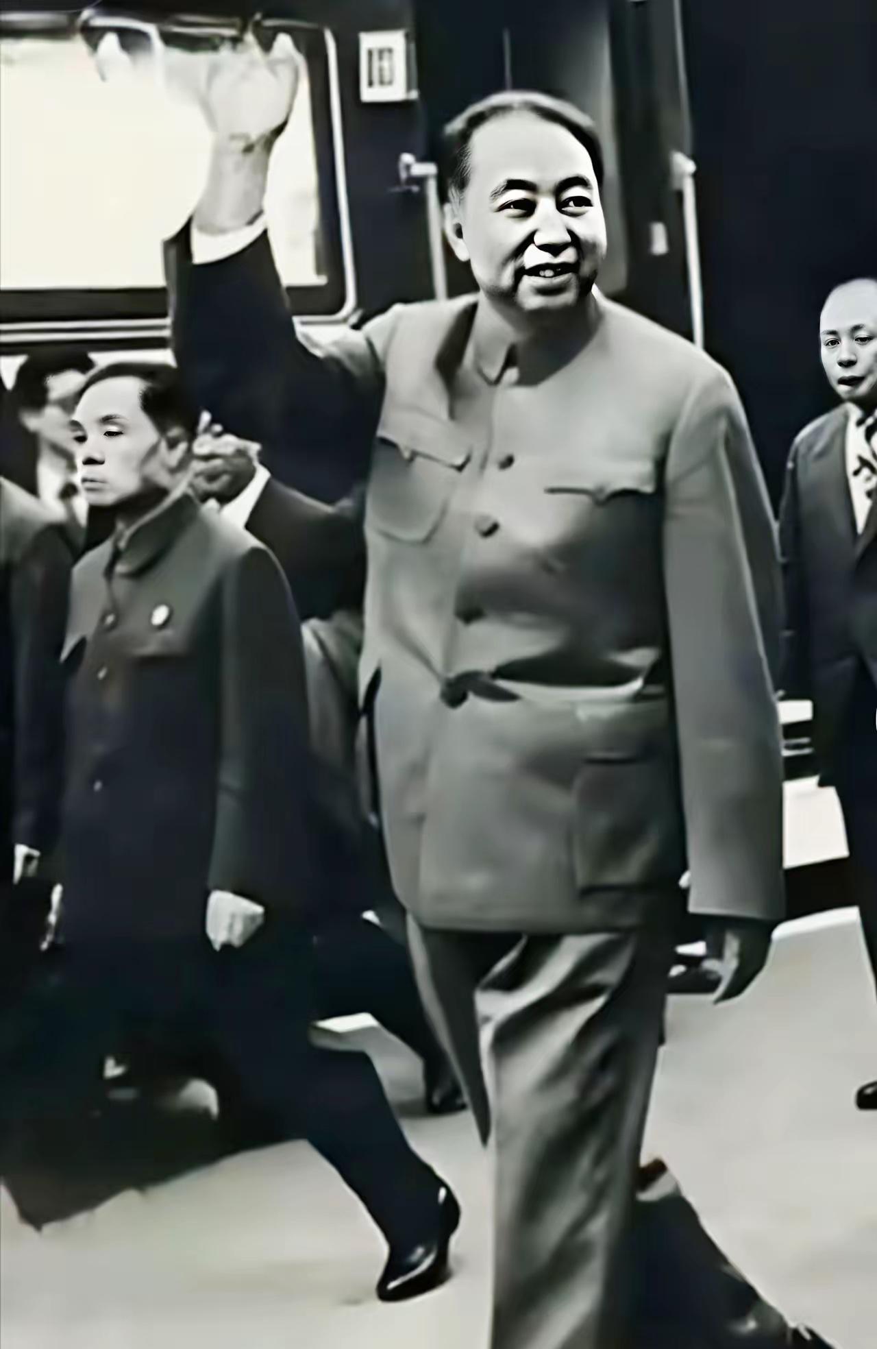 英明领袖，人民公仆，清贫一生，矢志不渝。忠诚卫士，国之栋梁，顾全大局，死而后已。