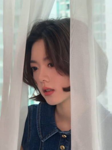 赵今麦骄阳似我庆功宴造型拍摄live图
好权威的颜值